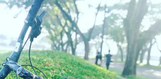 Berkeliling, Para Perempuan, dan Melayani