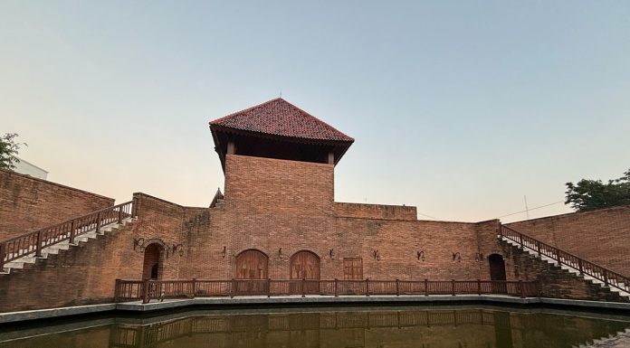 Rumah di Atas Batu