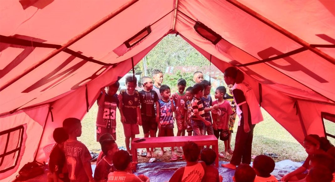 Di Tengah Tenda Darurat, Api Injil Tetap Menyala