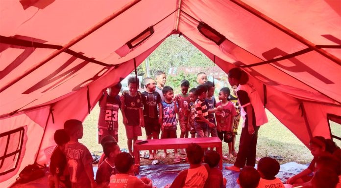 Di Tengah Tenda Darurat, Api Injil Tetap Menyala